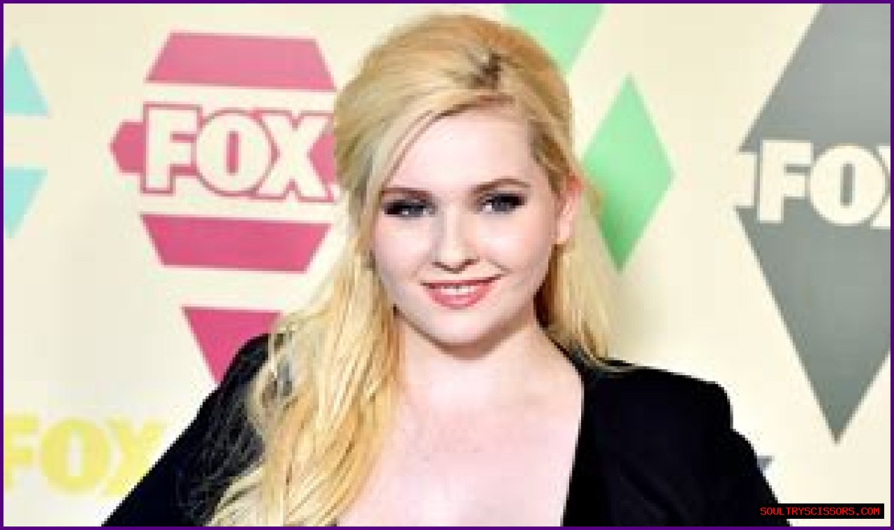 Abigail Breslin Rocks Plunging, Cleavage-Baring Black Dress: Photos