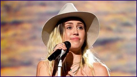 Miley Cyrus Cries While Singing ‘Malibu’ at Billboard Music Awards 2017
